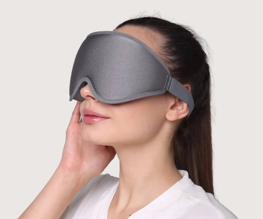 Antifaz gris Selnay colocado sobre los ojos